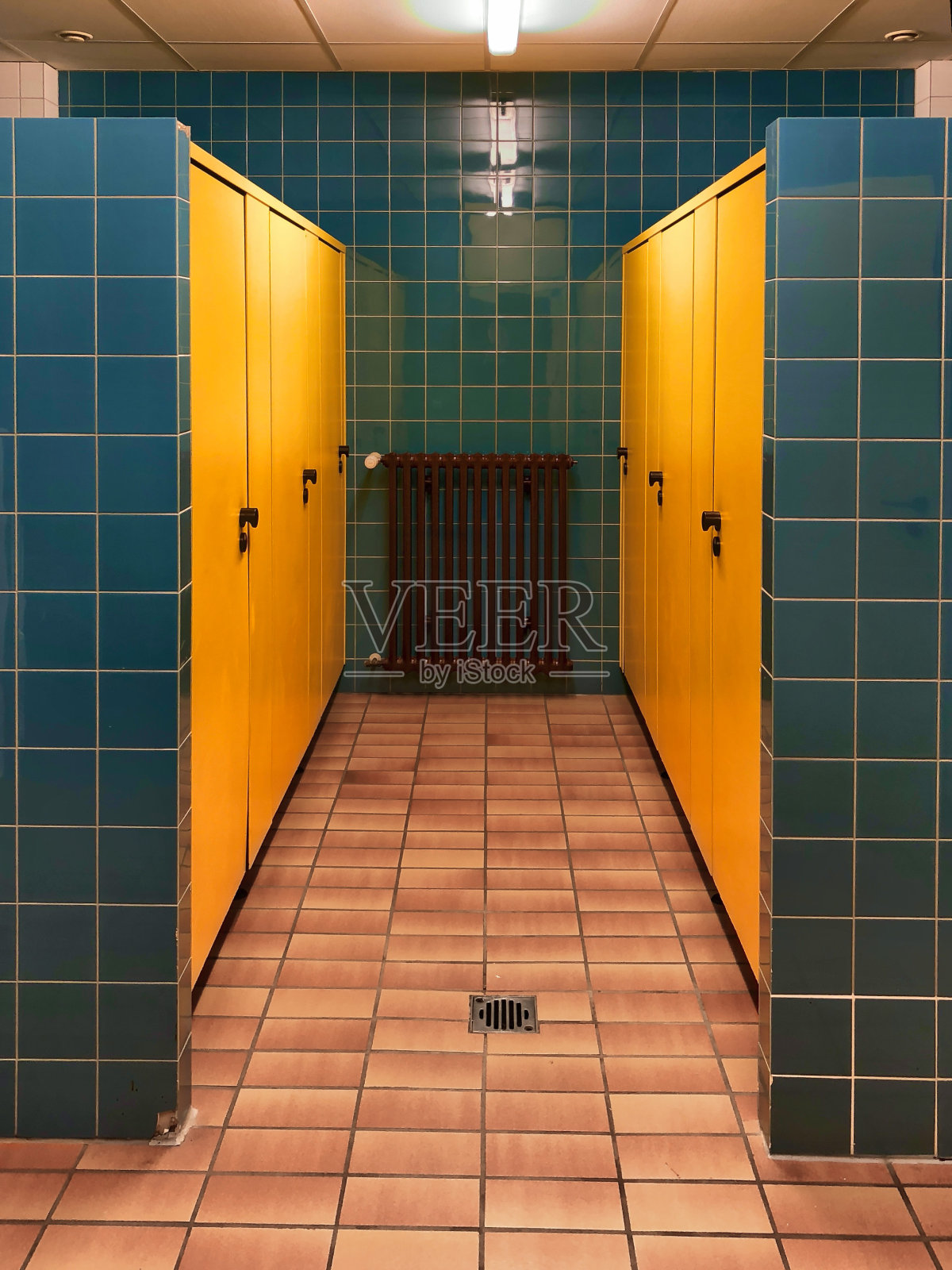 卫生间在室内游泳池照片摄影图片