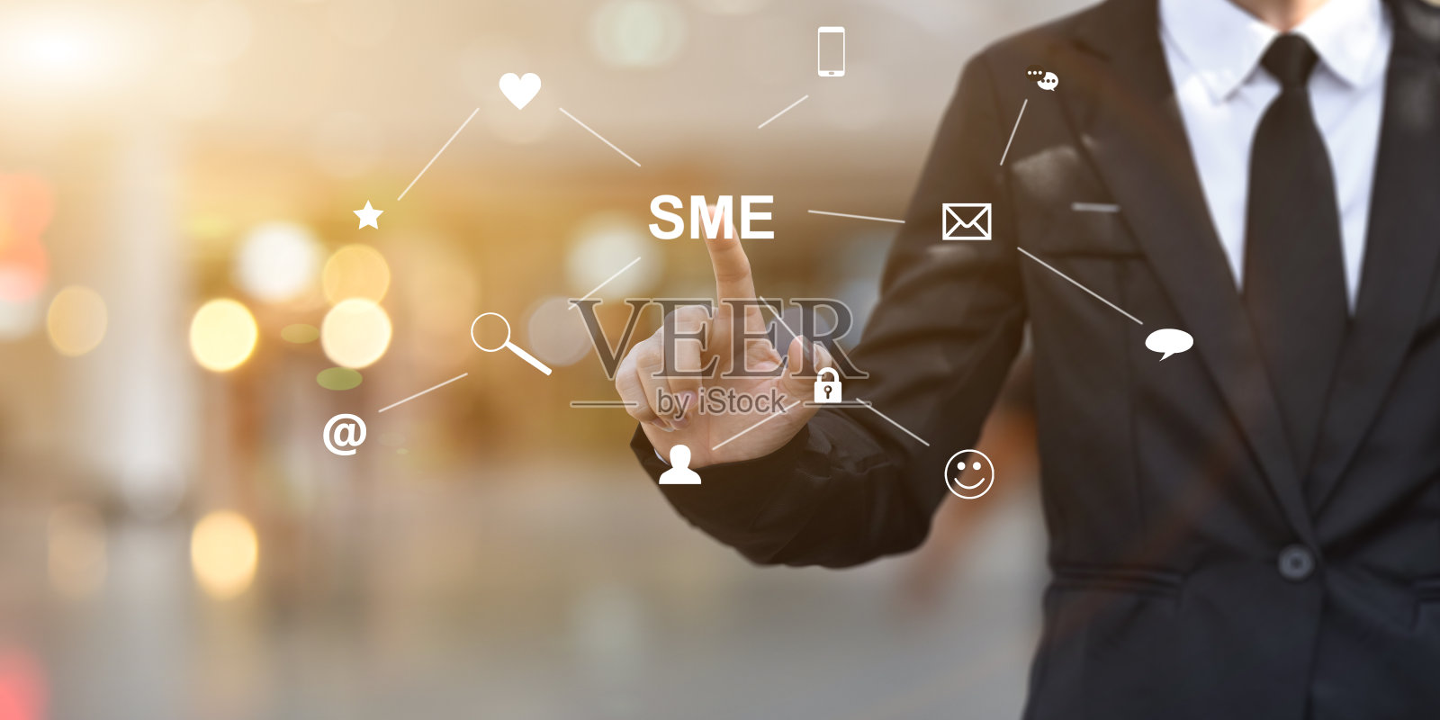 商人手按按钮中小企业在虚拟屏幕上的图标照片摄影图片