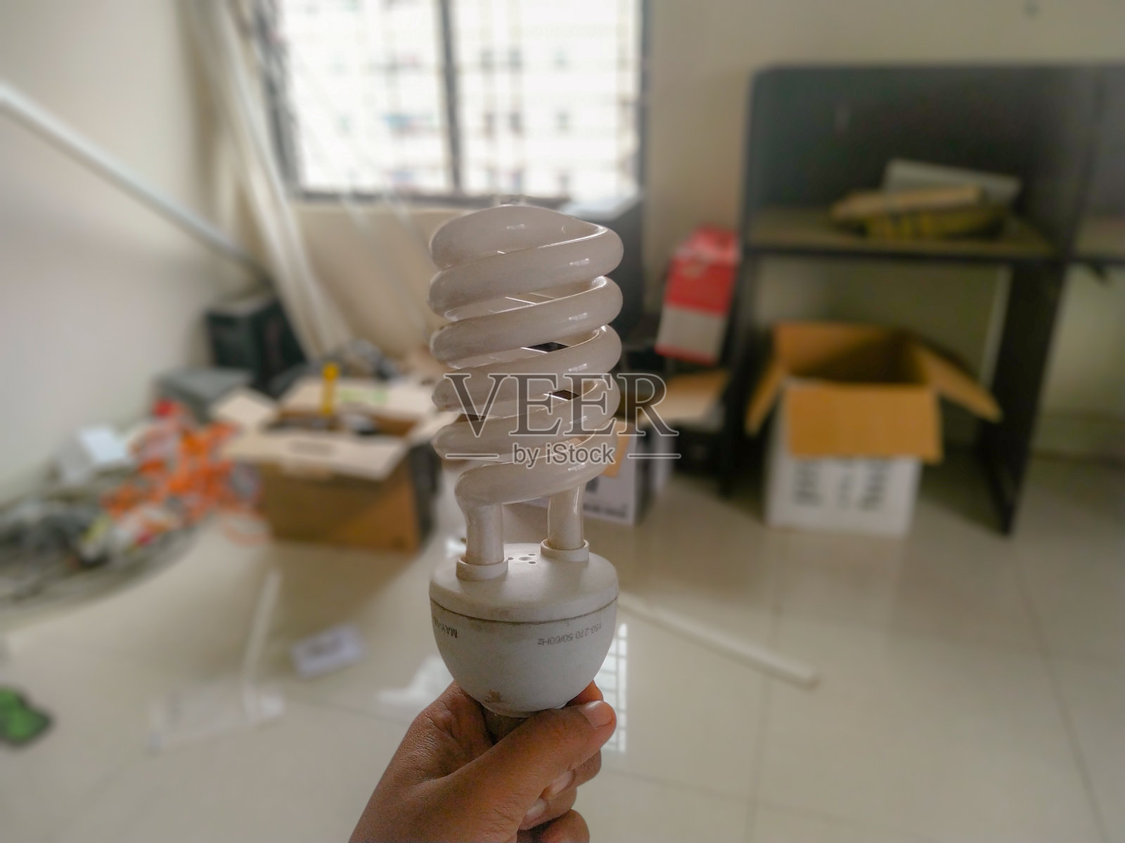 持能电灯泡照片摄影图片