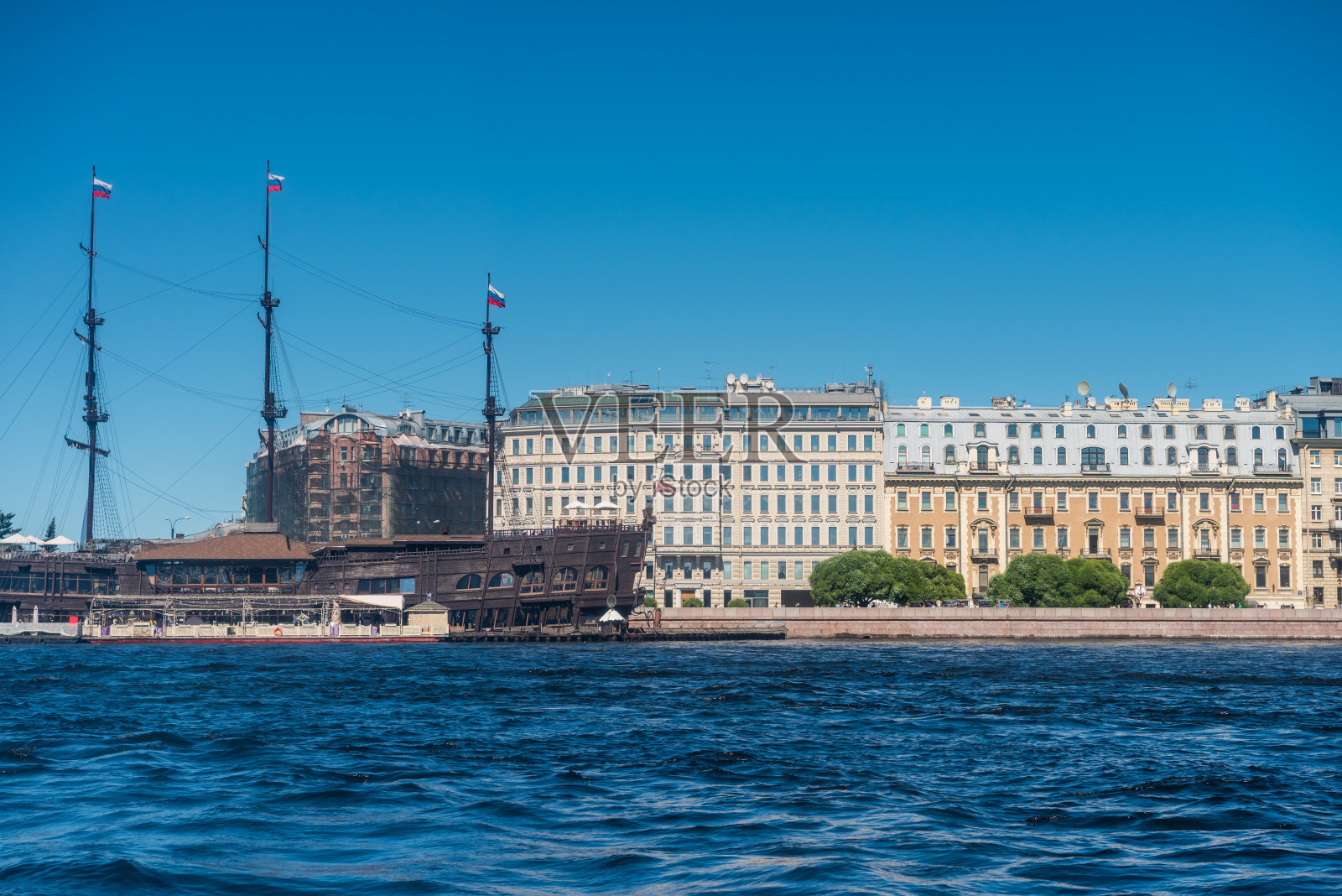 俄罗斯圣彼得堡涅瓦河上的旧木船和河岸上的建筑。照片摄影图片