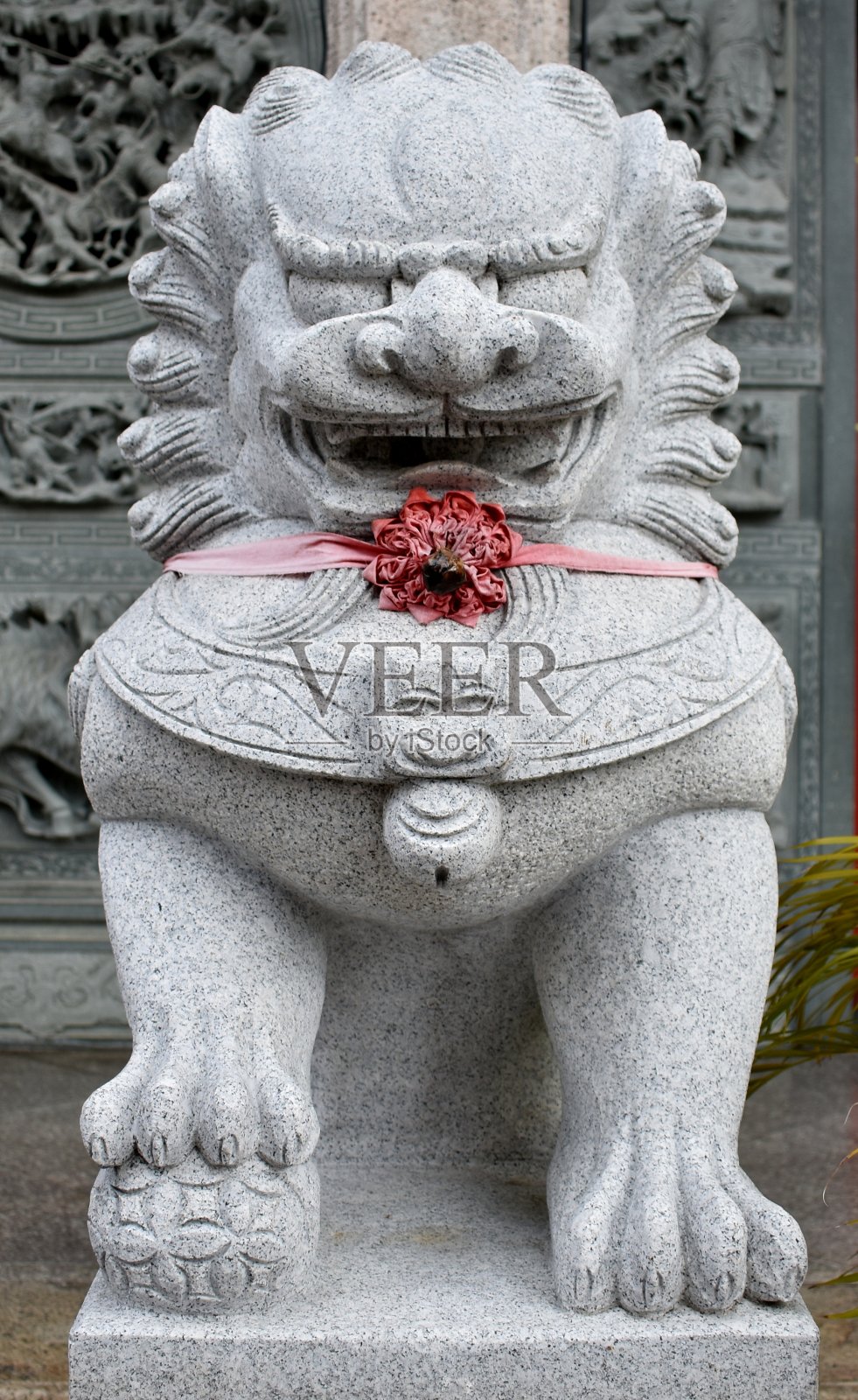 中国寺庙外的石门守护着狮子照片摄影图片