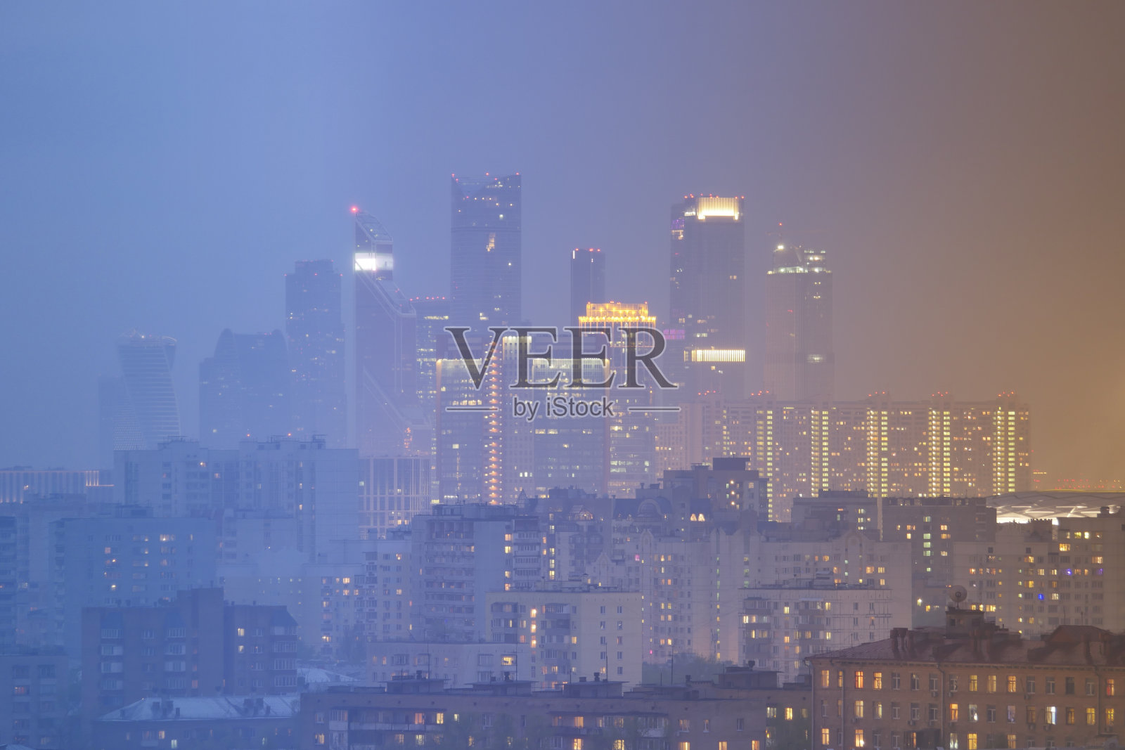 城市在一天中不同时间的照明。照片摄影图片