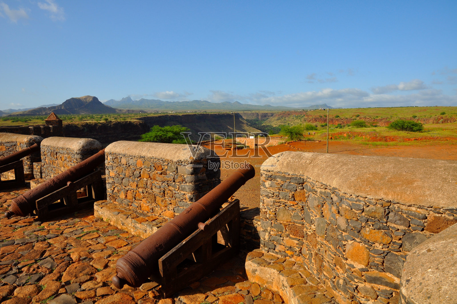 佛得角圣地亚哥岛上的一座旧堡垒里的旧大炮照片摄影图片