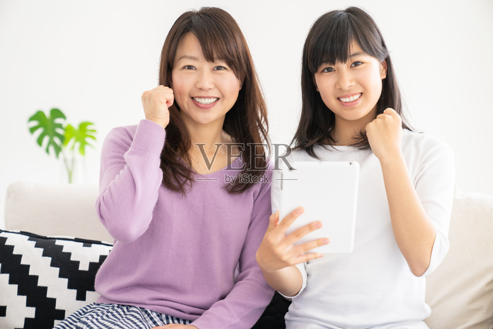 亚裔父母和女儿，照片摄影图片