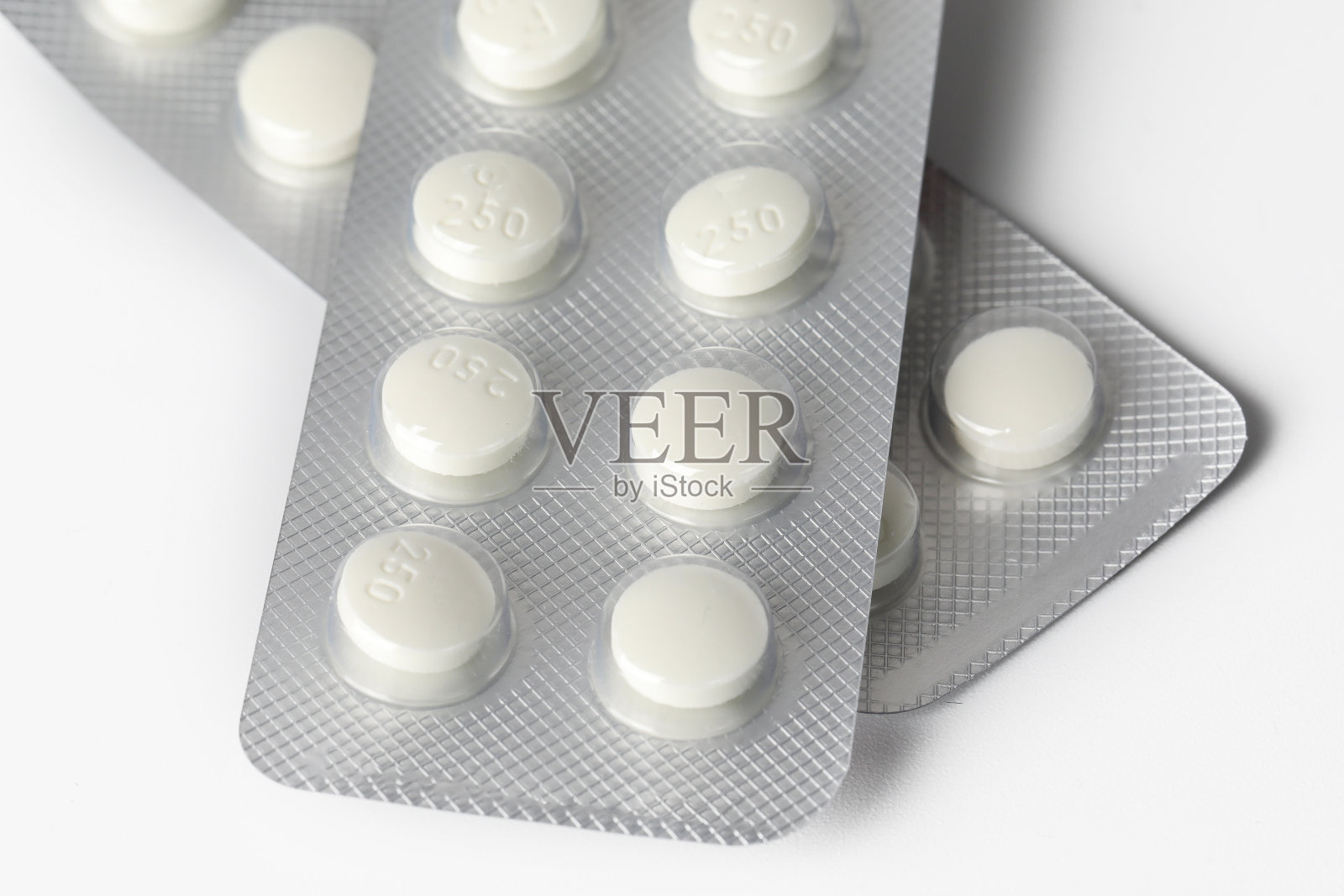 白色背景下的药品：胶囊药丸照片摄影图片