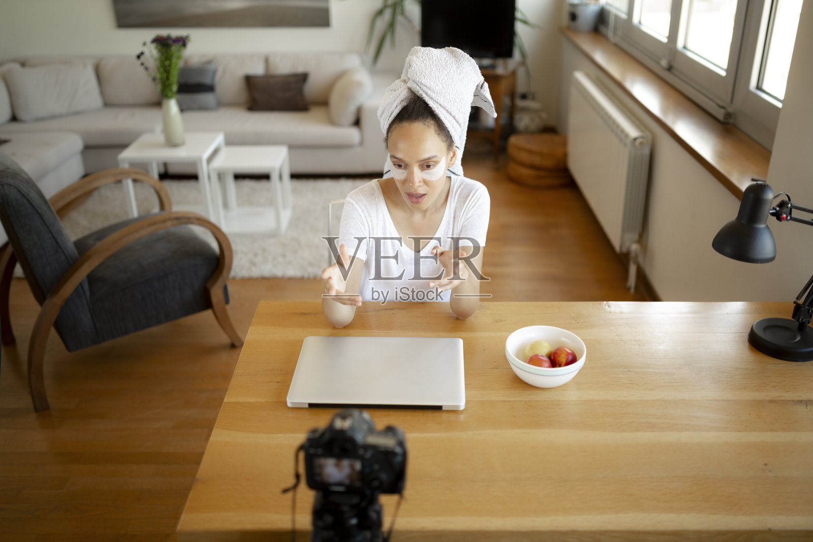 高视角的社交媒体上的影响者化妆教程照片摄影图片