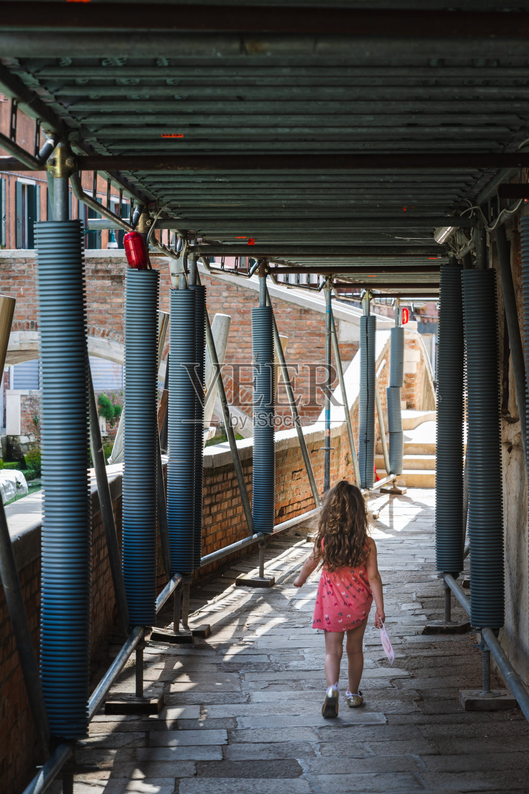 小女孩走照片摄影图片