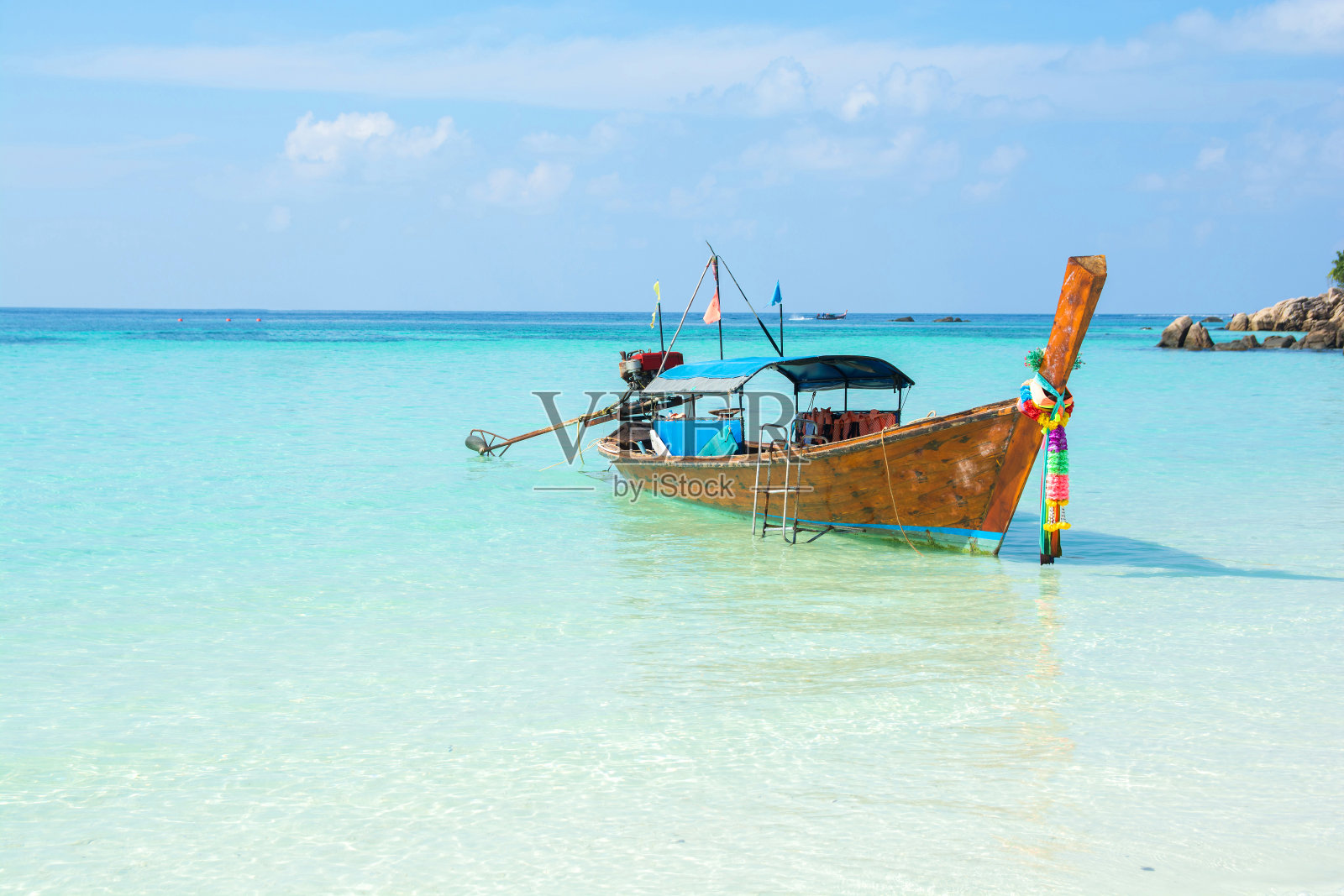 美丽的海滩和船在热带海洋里的利比岛，泰国萨顿照片摄影图片