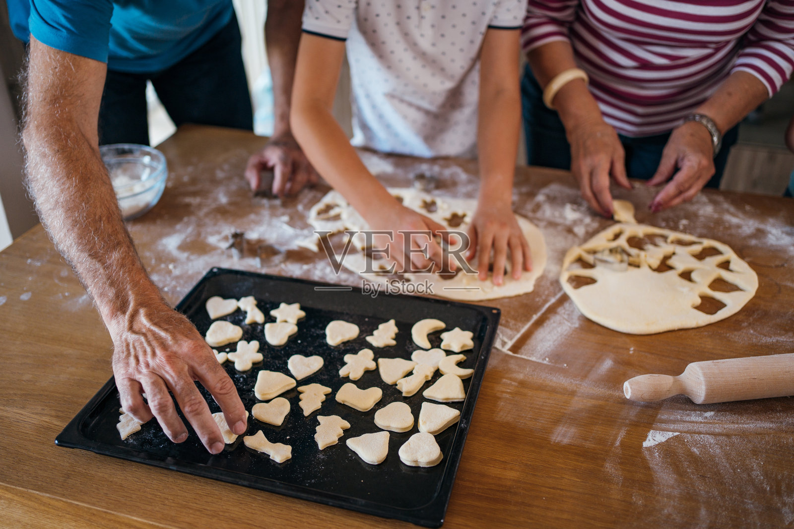 家人准备饼干照片摄影图片