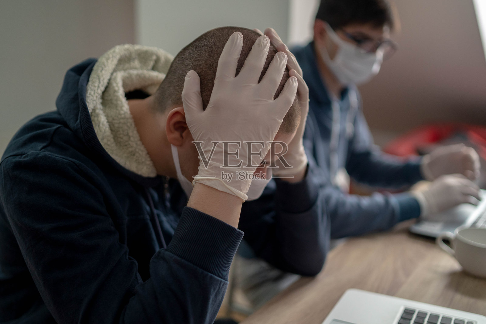 商务人士在办公室和工作中戴口罩照片摄影图片