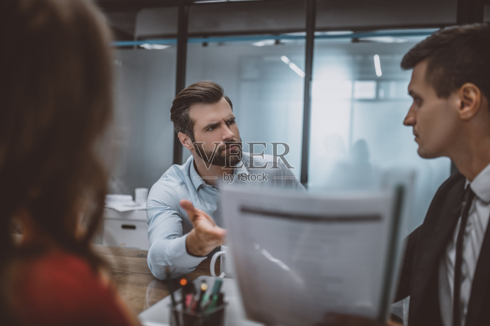 恼怒的男人指着婚姻合同照片摄影图片