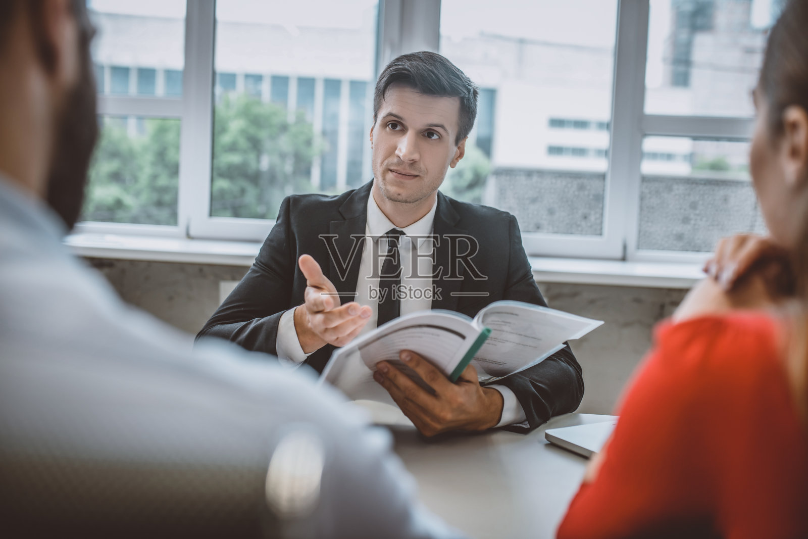 穿着正式的男人正在给他的客户读报纸照片摄影图片