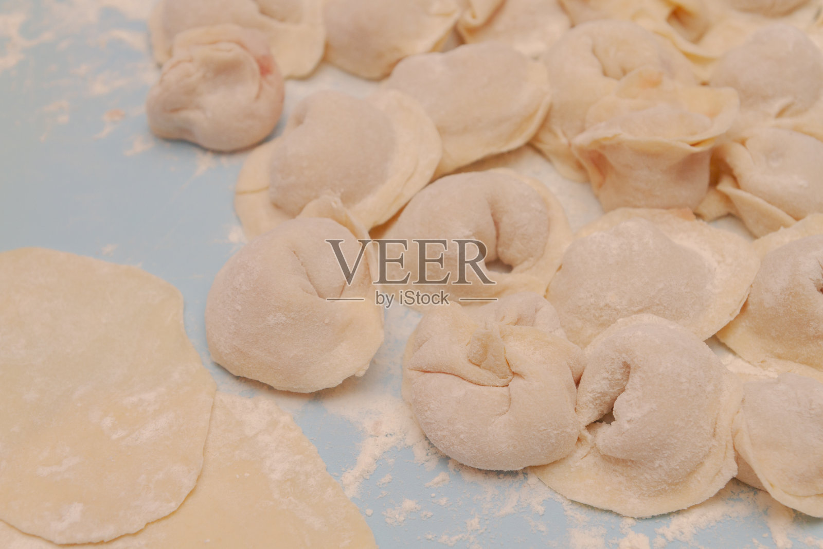 家里的饺子放在厨房的一块木板上照片摄影图片