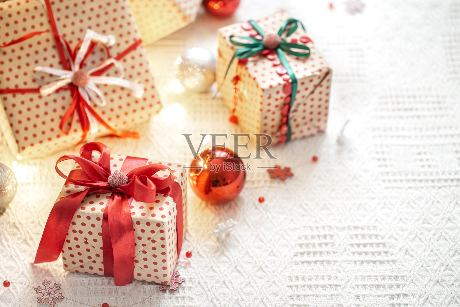 喜庆温馨气氛，新年送礼背景照片摄影图片