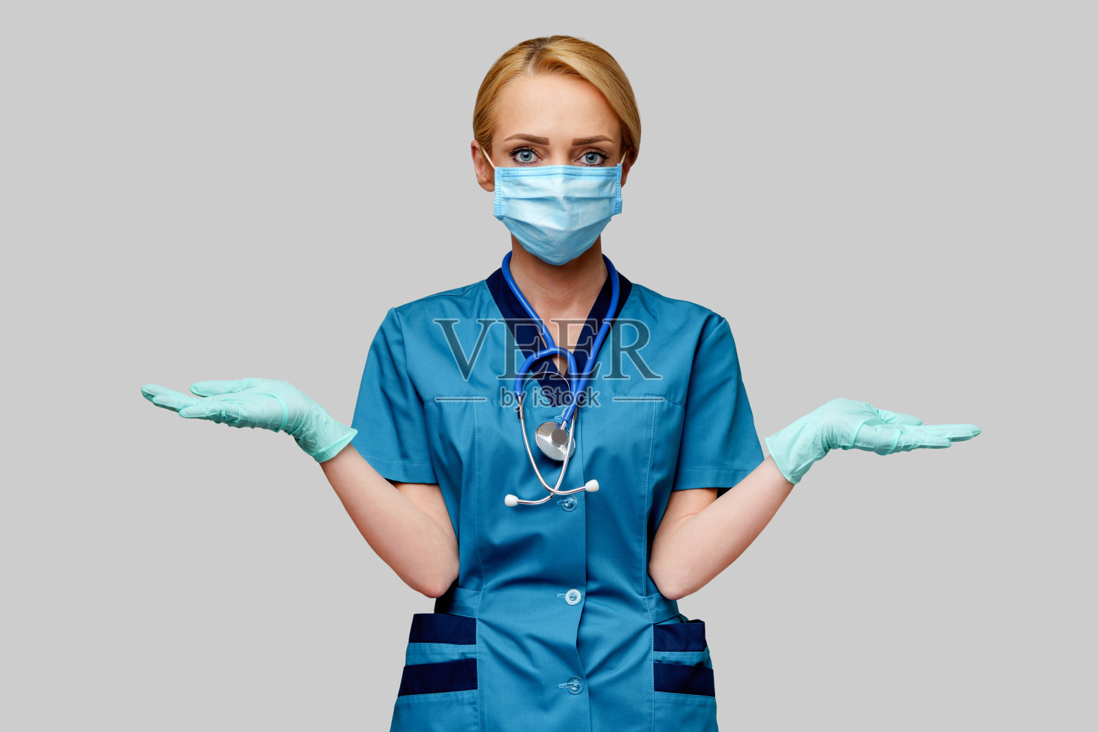 带听诊器的女医生戴着防护口罩和橡胶或乳胶手套照片摄影图片