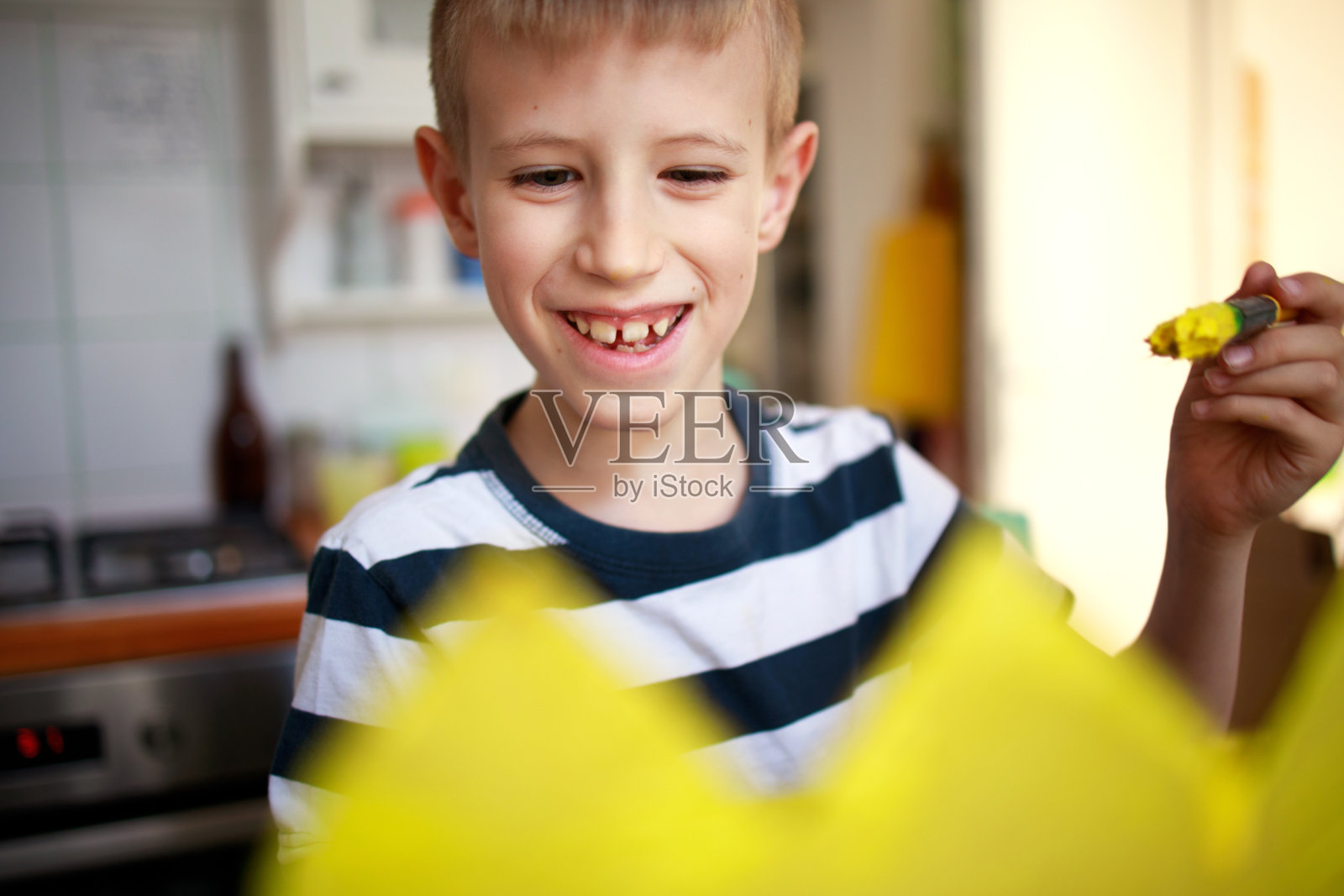 男孩在画纸板恐龙服装照片摄影图片