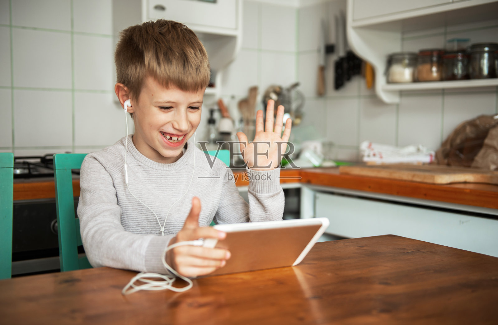 小男孩在电脑上聊天照片摄影图片