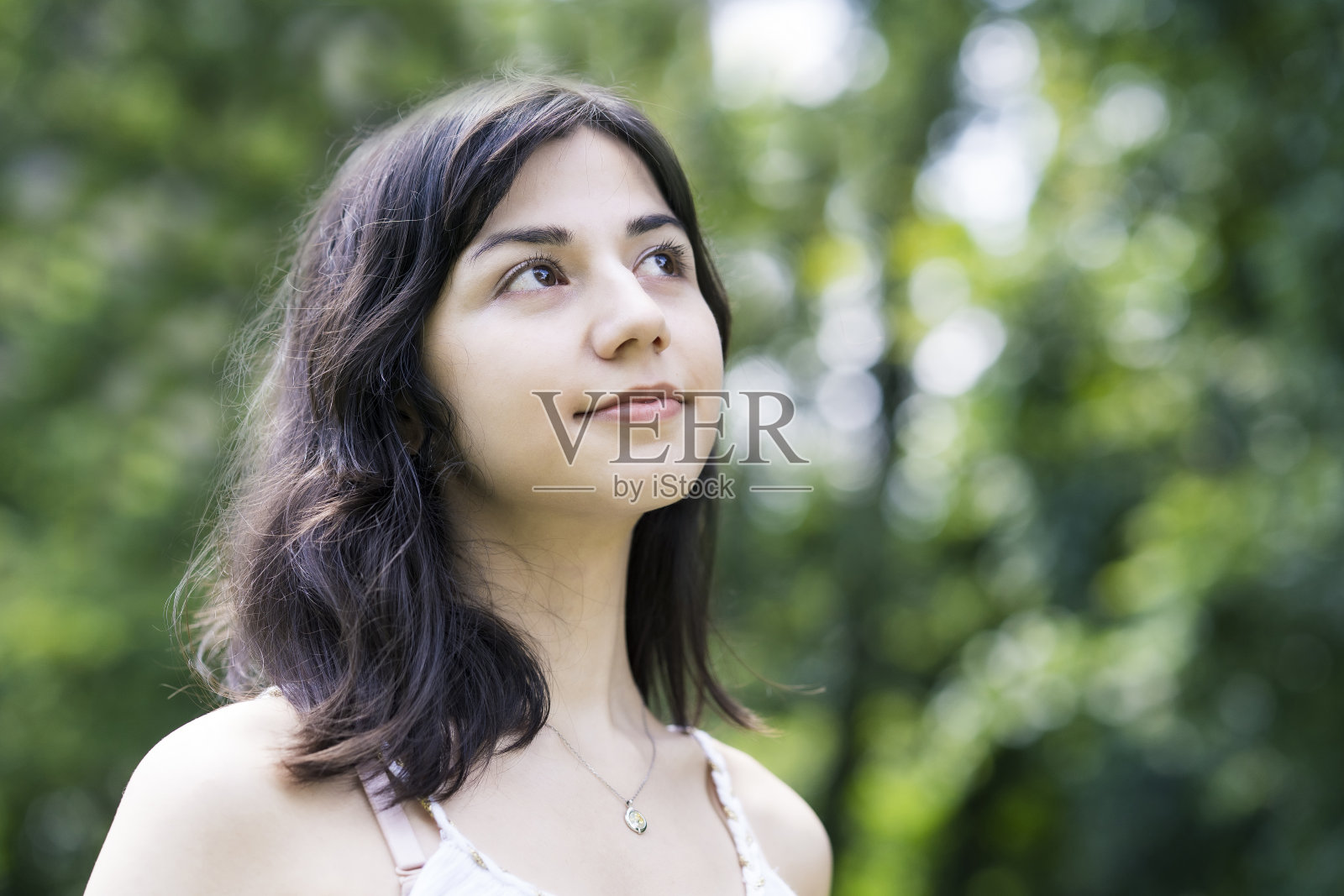 表情轻松的年轻女子照片摄影图片