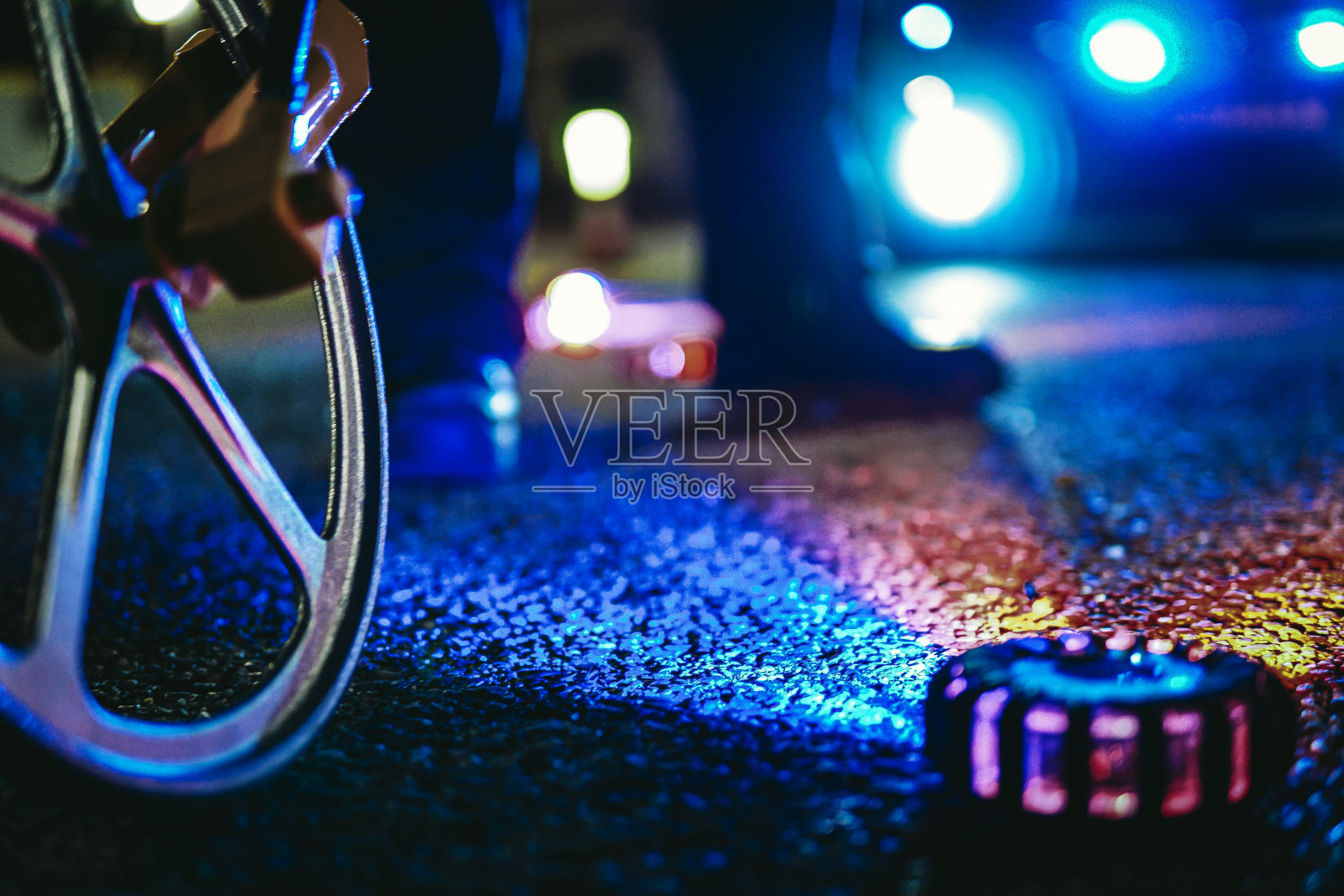 警察在指挥一名拥挤的交通事故人员，用里程表测量停车距离照片摄影图片