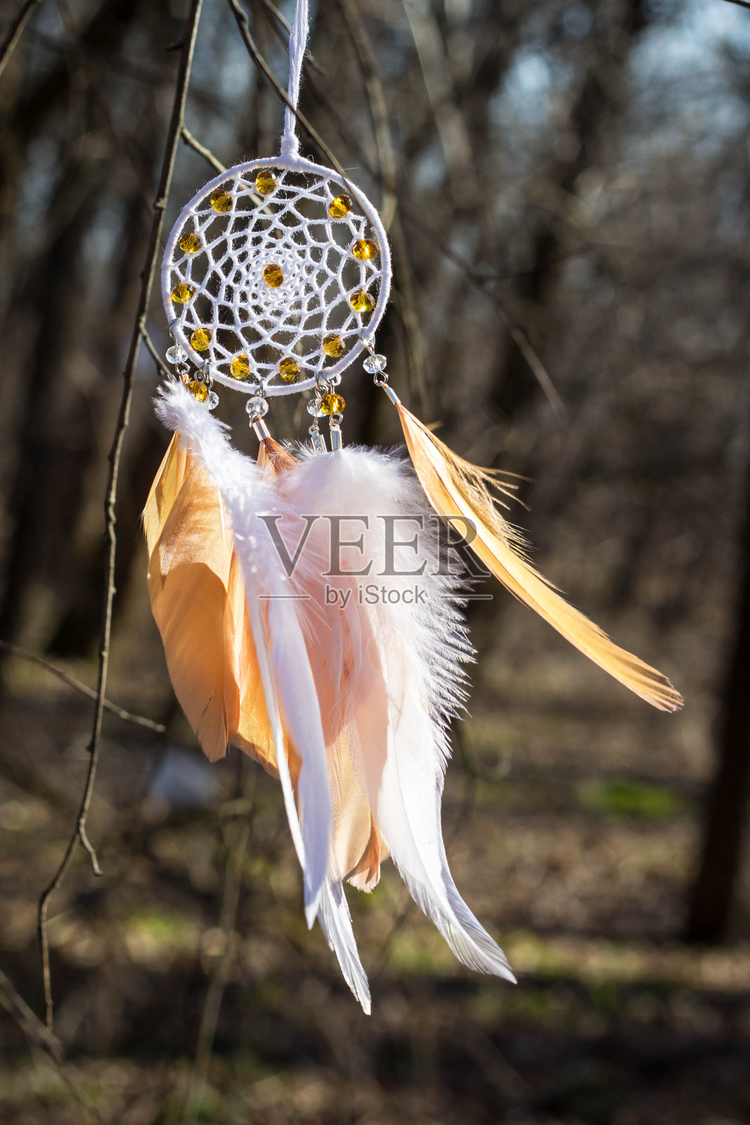 手工捕梦网，用羽毛、线和珠子绳挂照片摄影图片