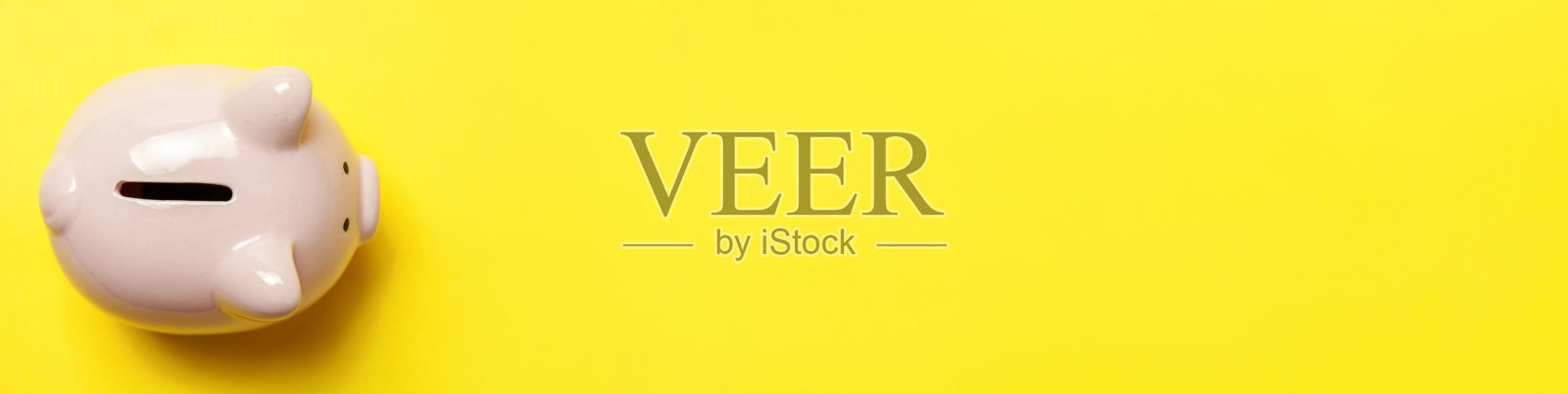 简单的最小设计粉色储蓄罐孤立在黄色的背景。储蓄、投资、预算、财富、企业、退休、金融、货币银行理念。平躺俯视图拷贝空间横幅照片摄影图片