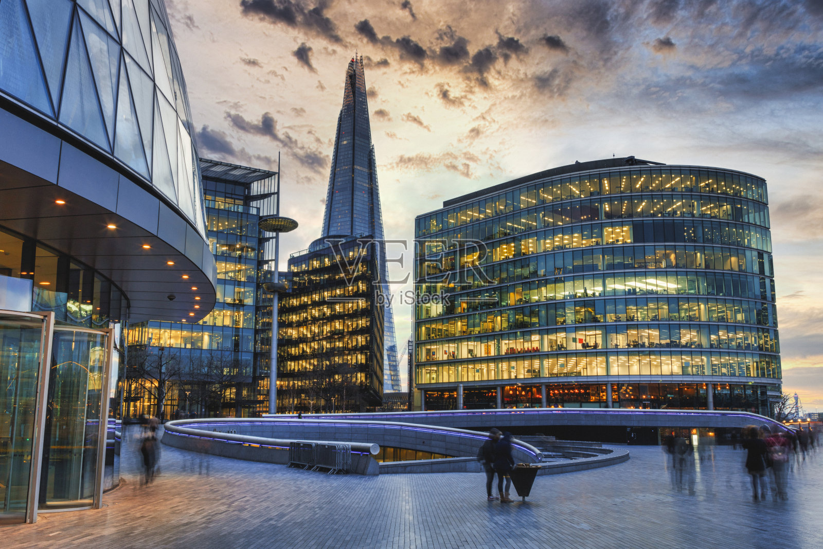 夕阳形成泰晤士人行道的剪影照片摄影图片