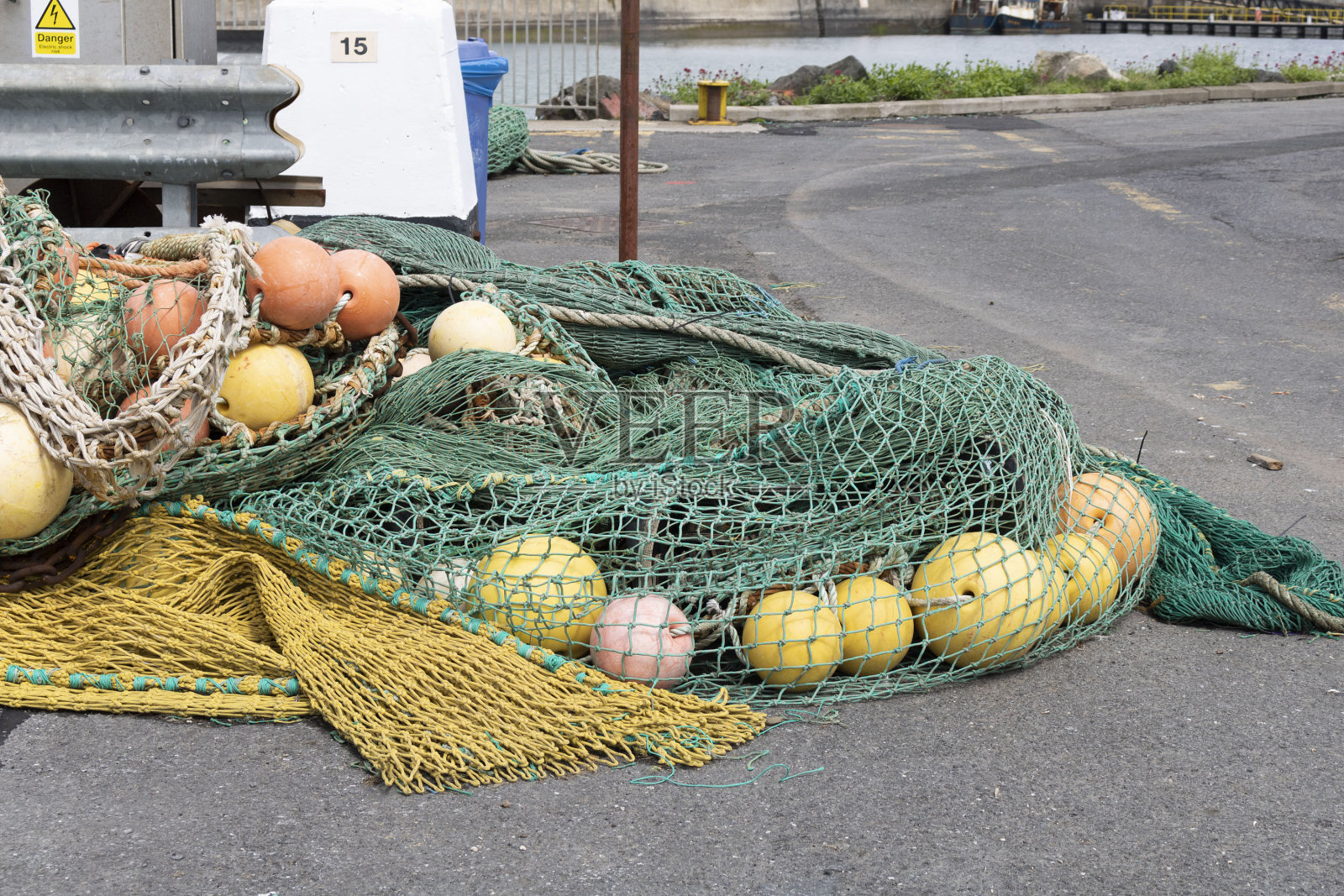 渔网和缆绳在港口。照片摄影图片