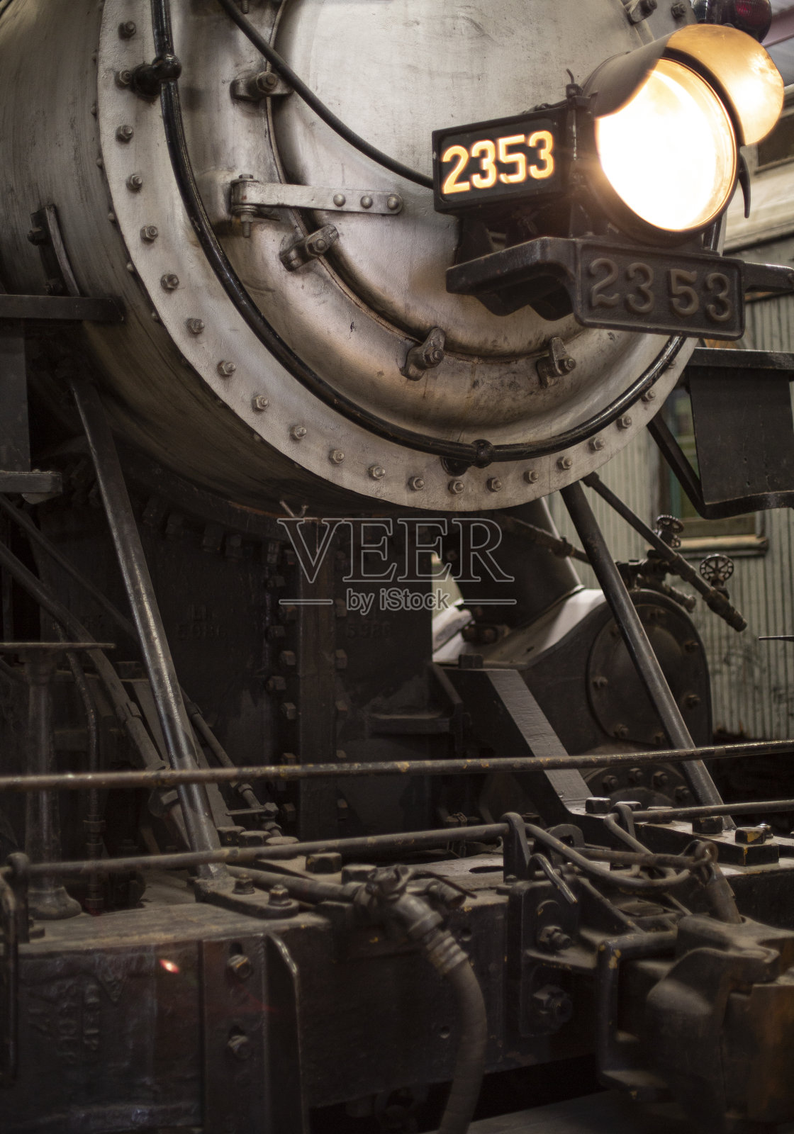 老式蒸汽机车上的探照灯和锅炉照片摄影图片