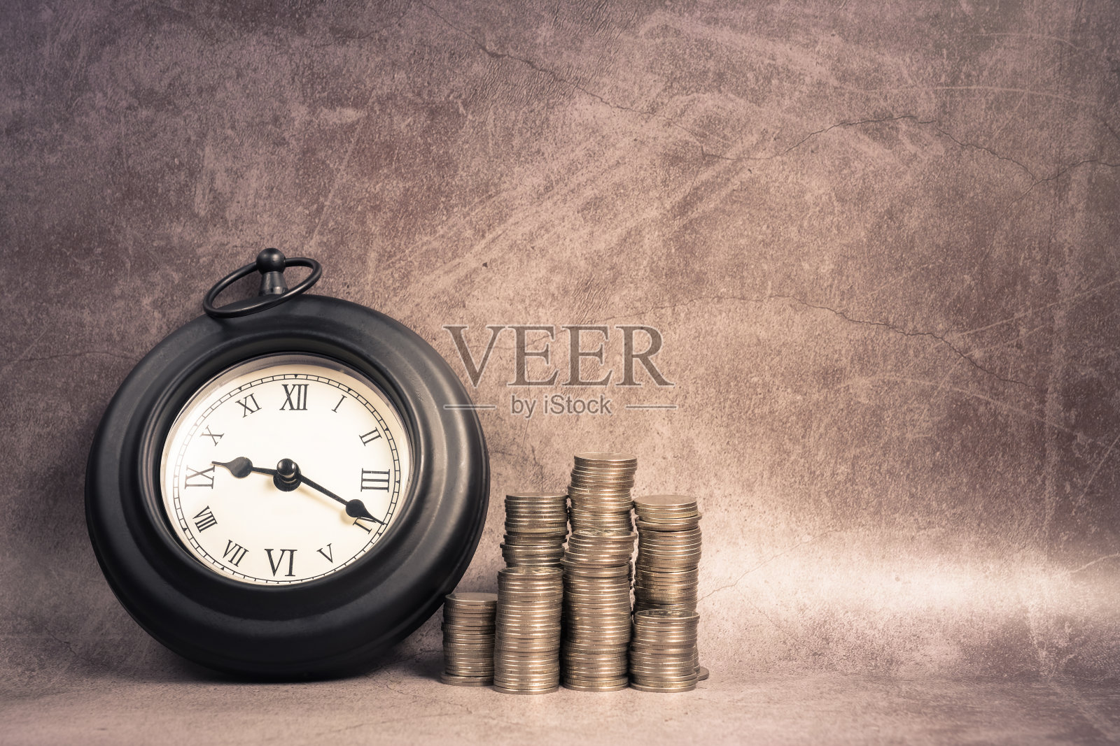 时钟和硬币照片摄影图片