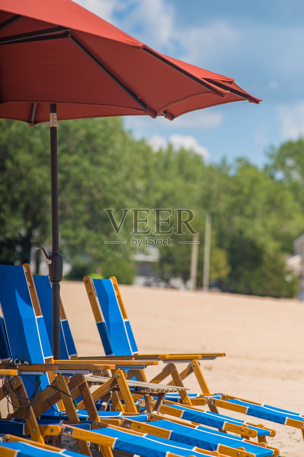 俯瞰湖泊的沙滩椅照片摄影图片