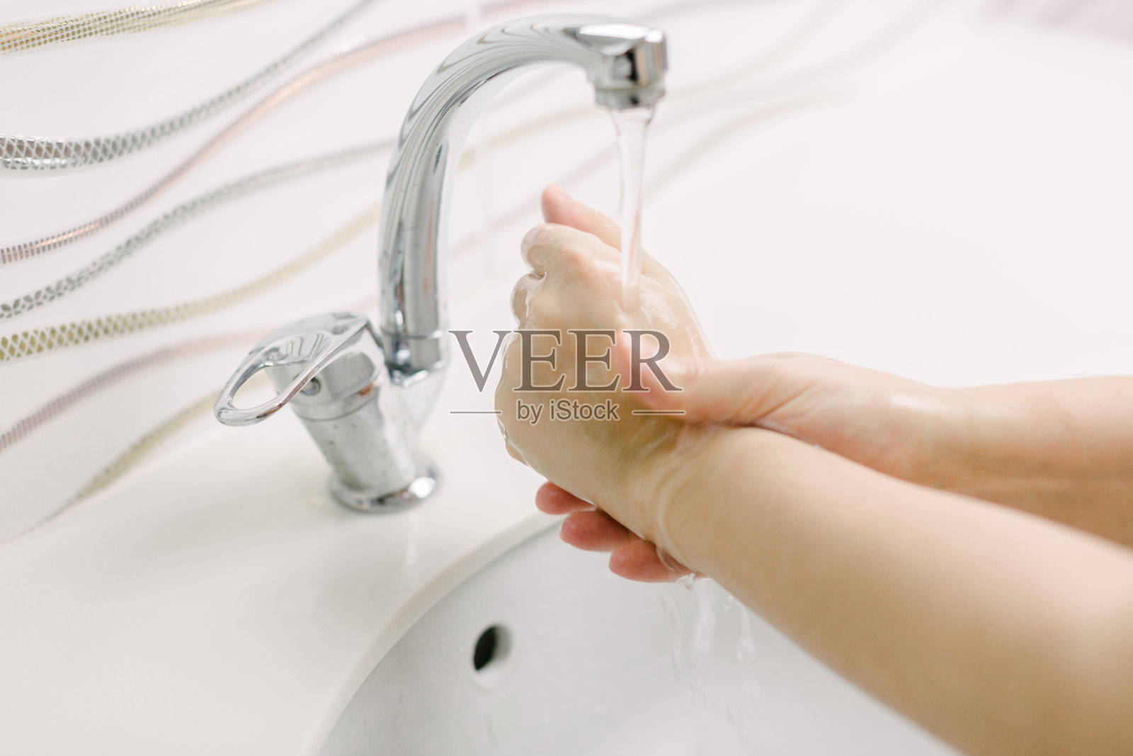 妇女用外科洗手法洗手。她洗他照片摄影图片