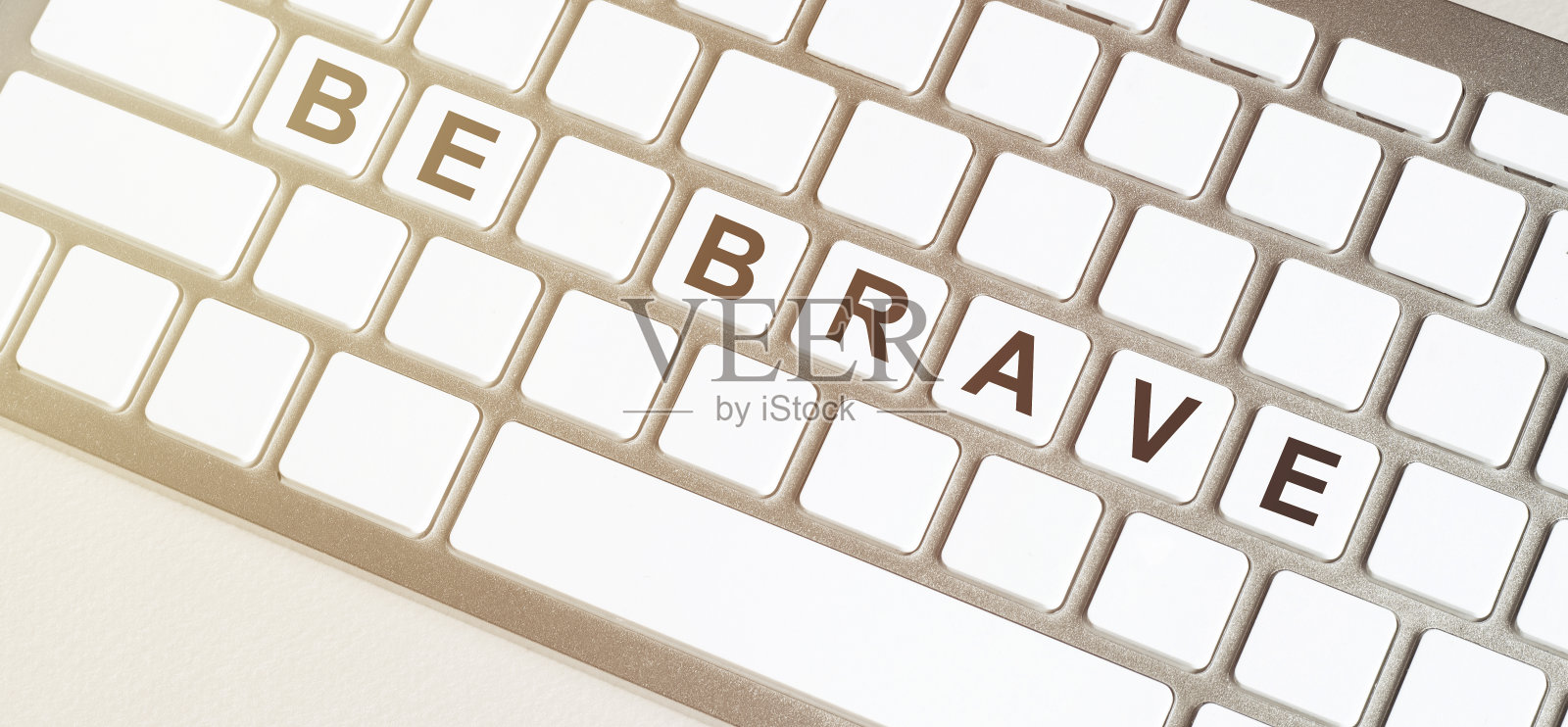 键盘上的白色细节与空格键上的勇敢字。智能工作概念照片摄影图片