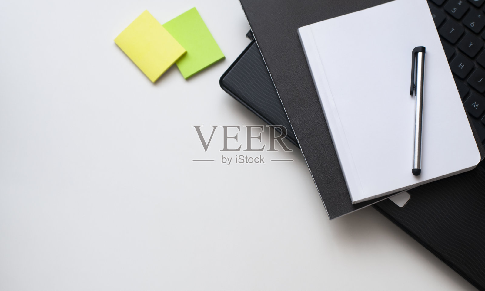 笔记本和笔在笔记本上照片摄影图片