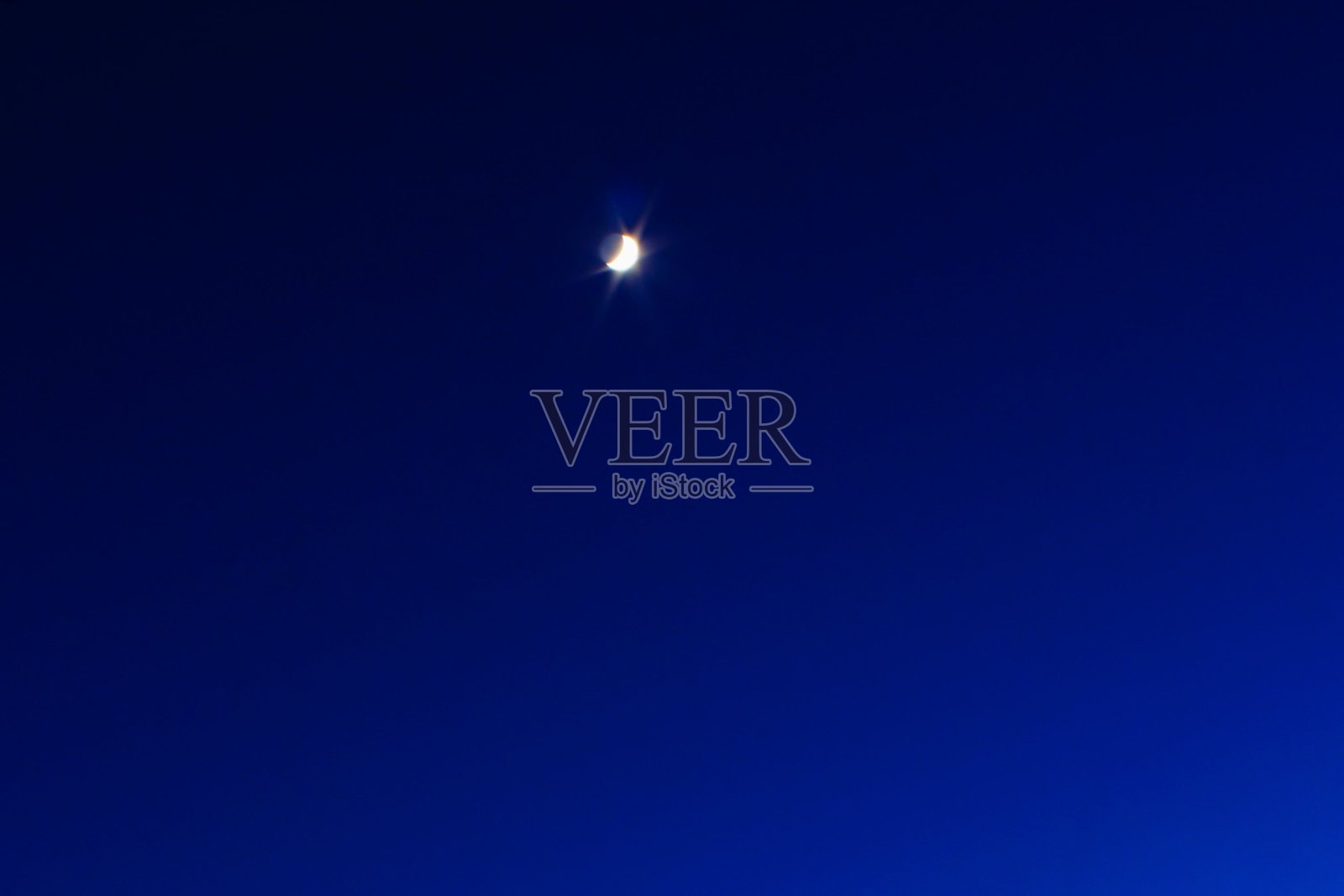 月亮在深蓝色的天空背景上照片摄影图片