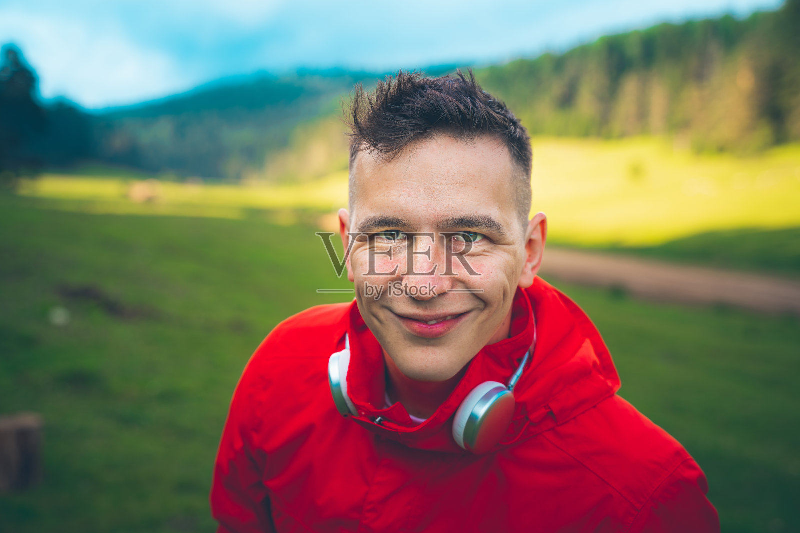 在大自然中聆听音乐的人照片摄影图片