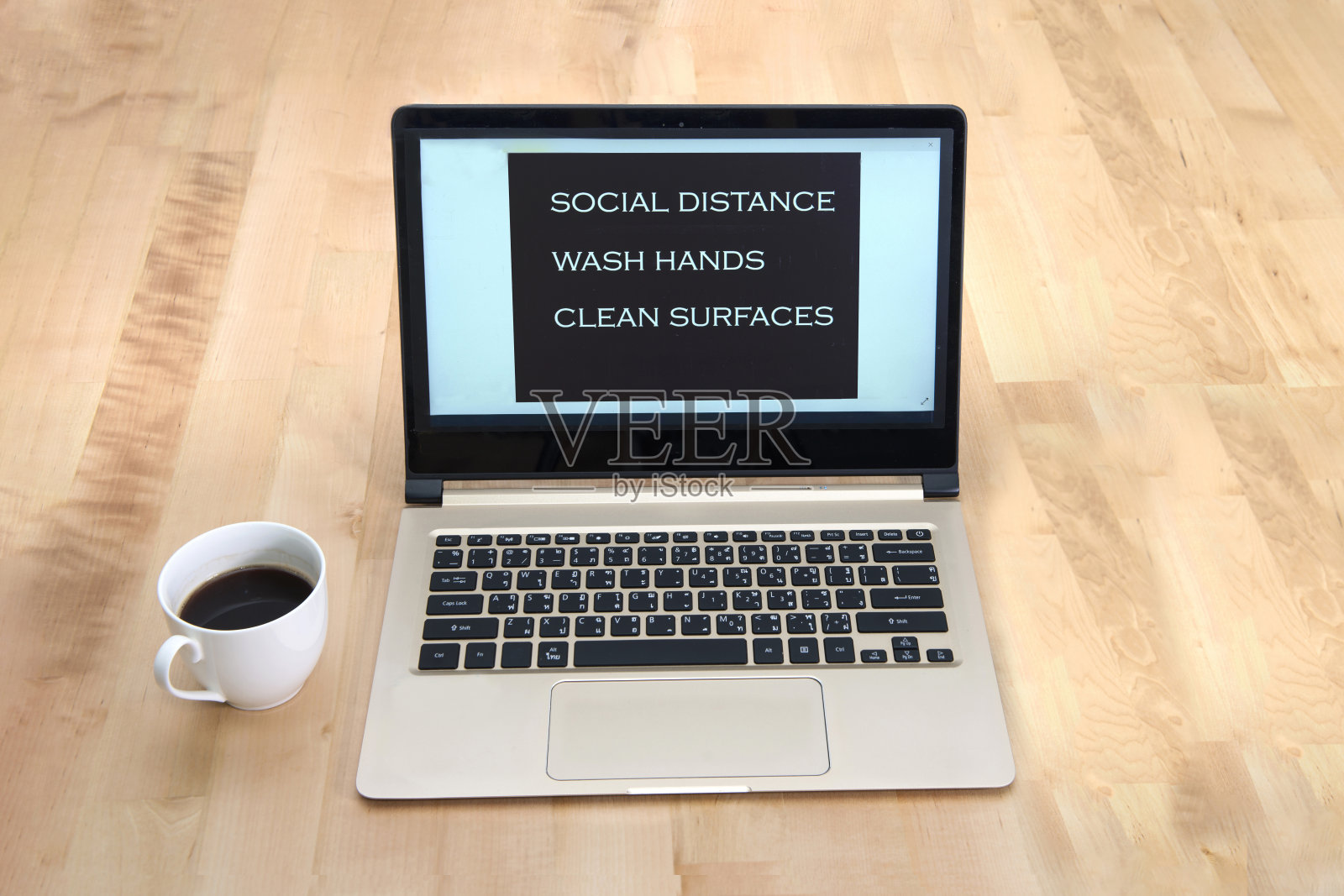 2019冠状病毒感染的预防标志，社交距离，手卫生，表面消毒。照片摄影图片