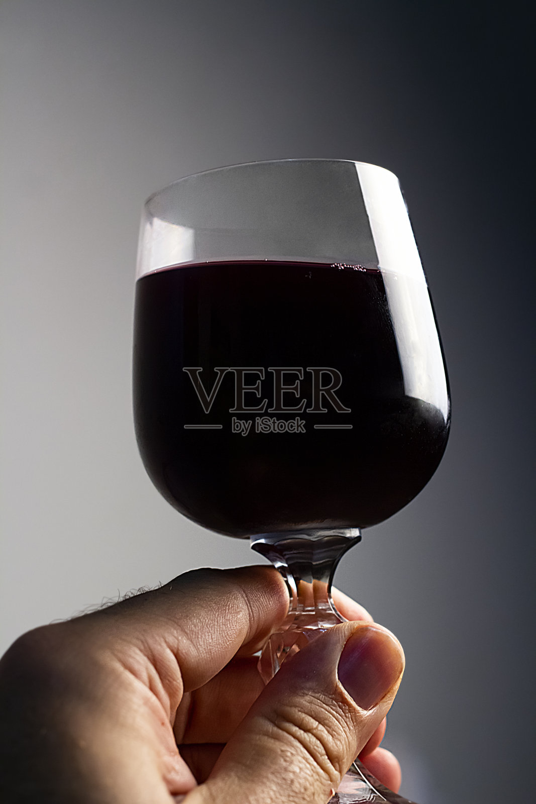 男人手里拿着一杯红酒，准备迎接欢呼声照片摄影图片