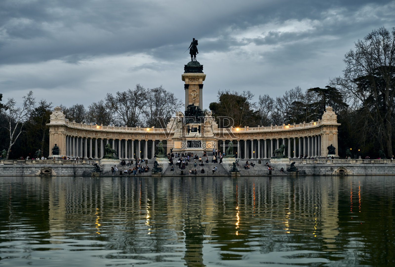 游客在公园纪念碑附近放松照片摄影图片