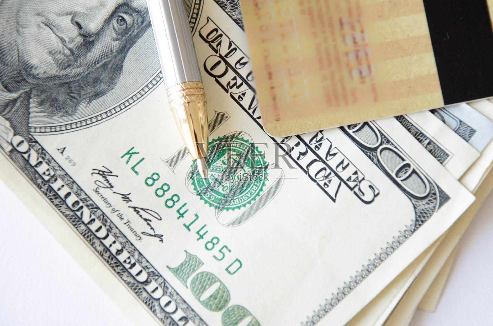 在框架中是一个计算器和躺在图上的美元。记账照片摄影图片