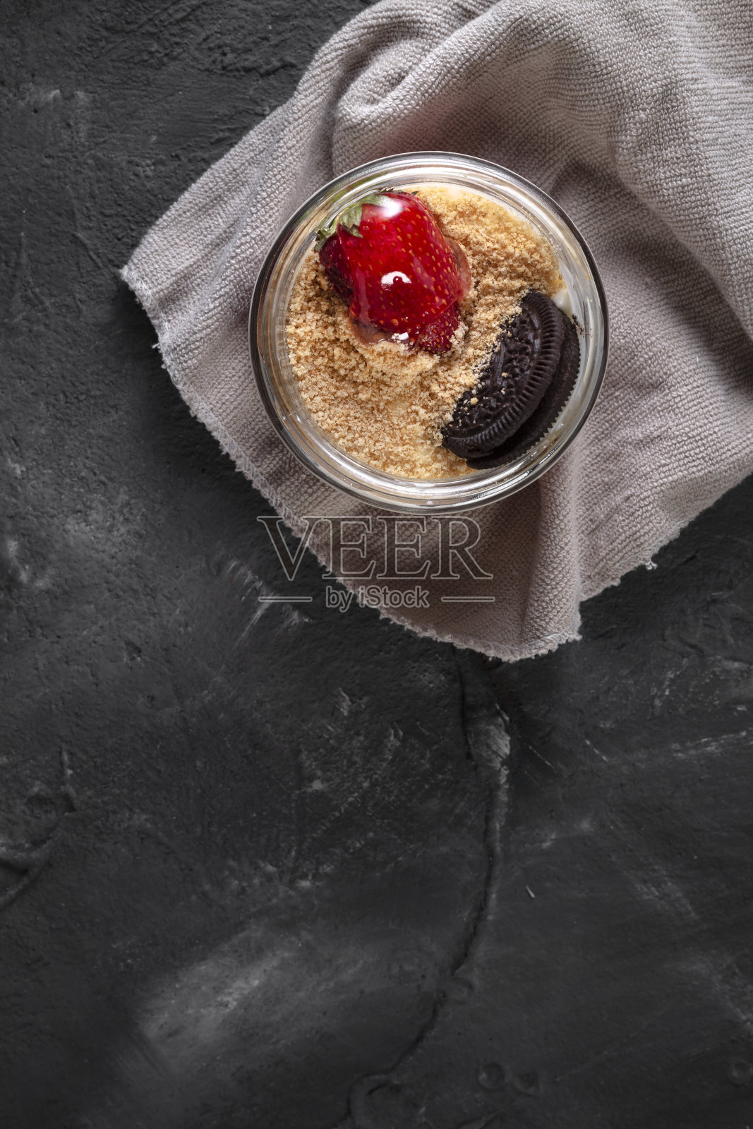 水果蛋糕上的石头背景照片摄影图片