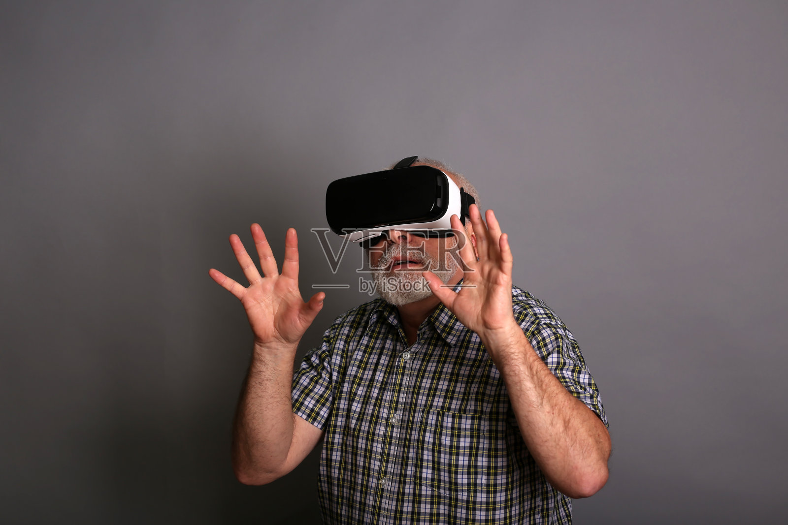 戴着虚拟现实眼镜的男人。影棚拍摄。照片摄影图片