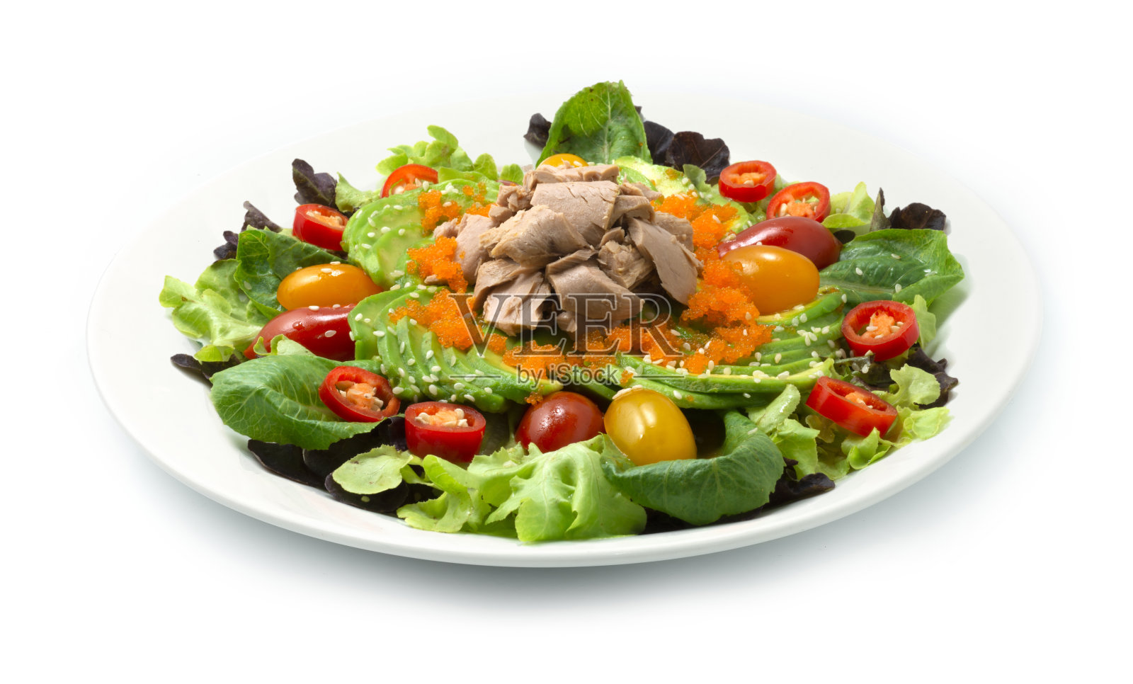 鳄梨沙拉配金枪鱼、芝麻和蔬菜照片摄影图片