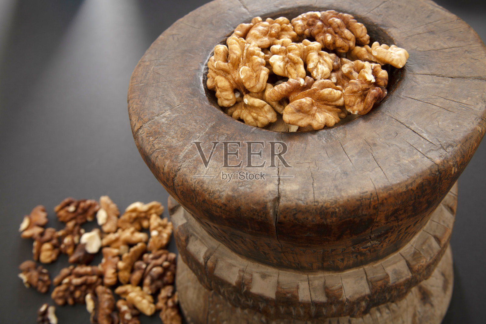 古色古香的木臼核桃。照片摄影图片