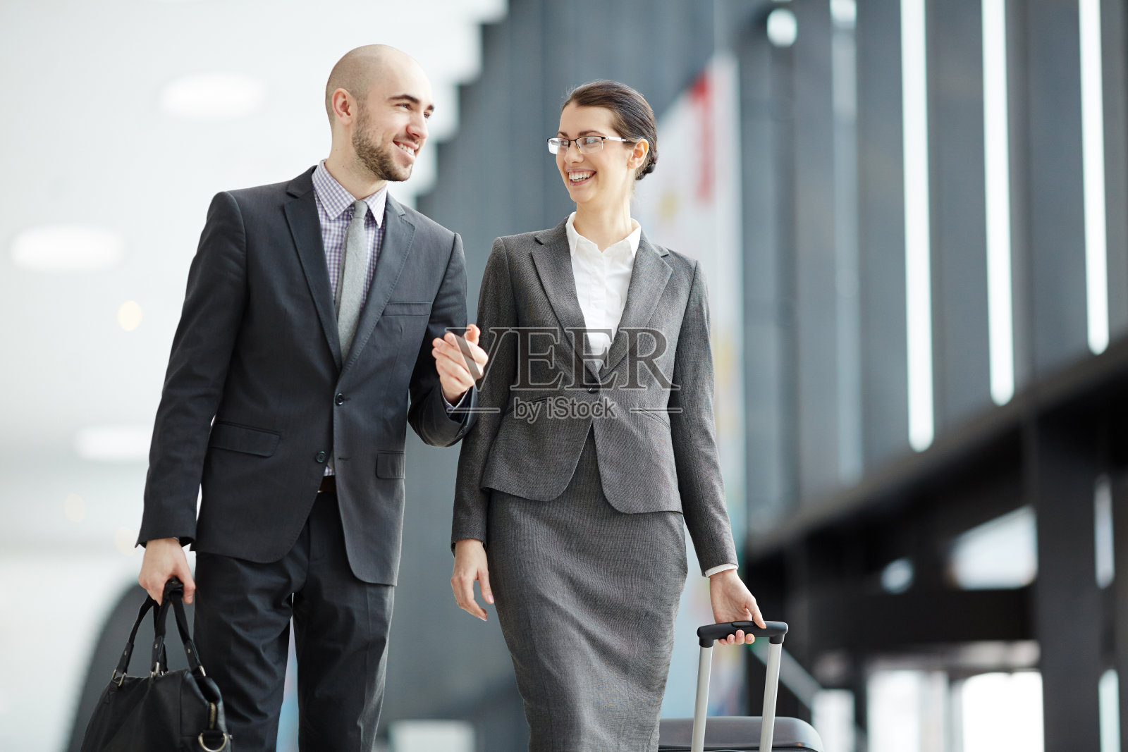 同事在机场照片摄影图片