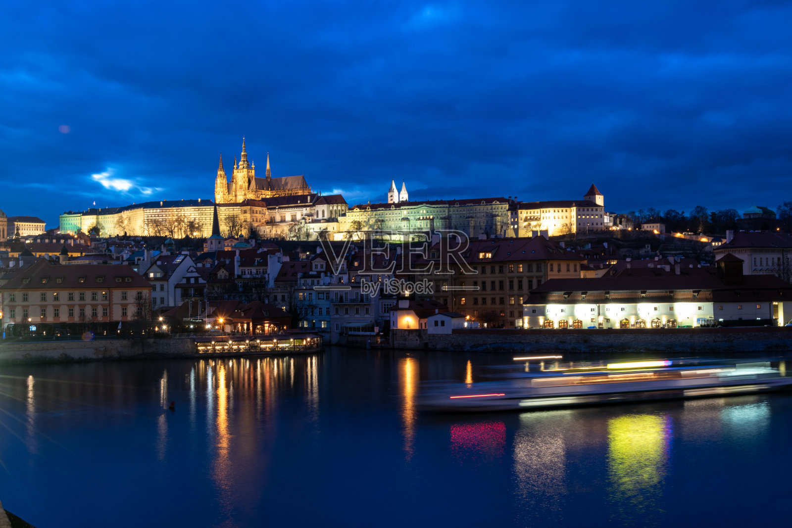 布拉格的街道。欧洲捷克共和国著名旅游古城。查尔斯桥的城市景观照片摄影图片