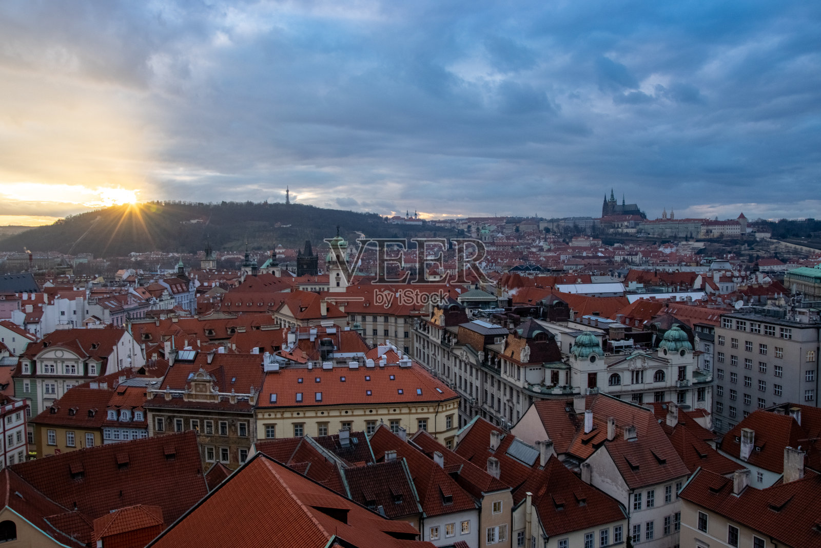 布拉格城堡。捷克共和国著名旅游古城。传统的全景城市照片摄影图片