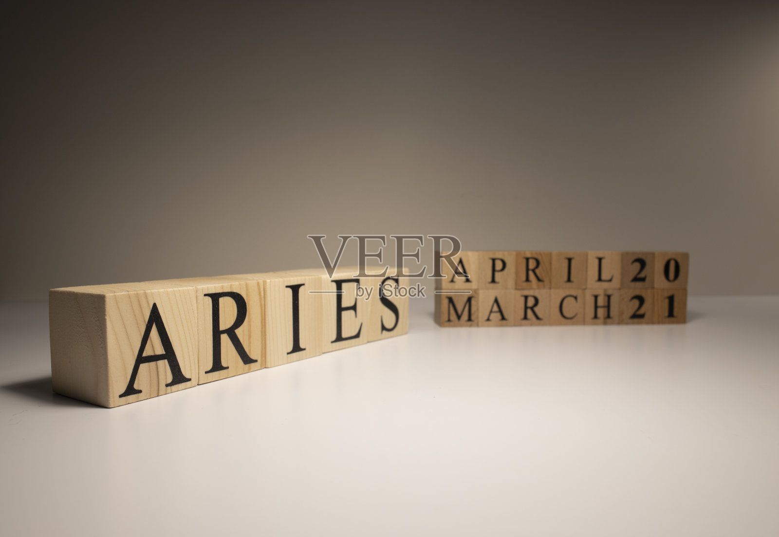 白羊座的文字在白色背景的木方上。照片摄影图片