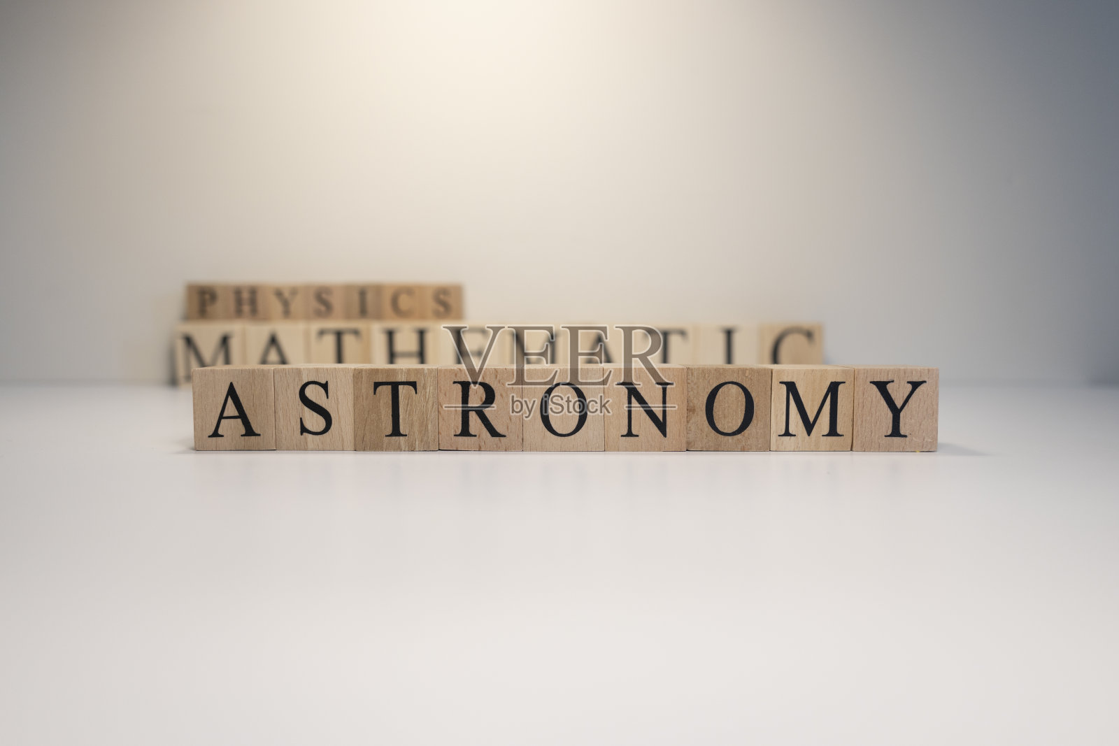 数学，天文学，经济词汇的字母来自木方照片摄影图片