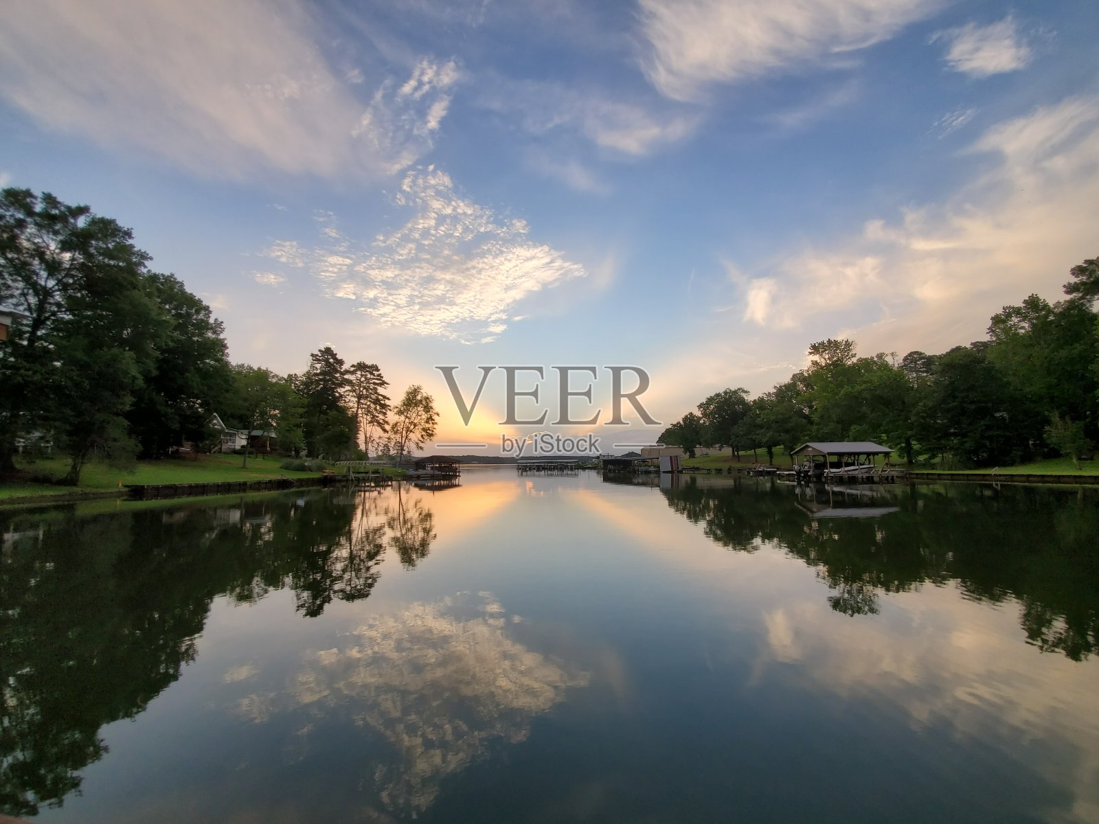 由天鹰守卫的湖湾照片摄影图片