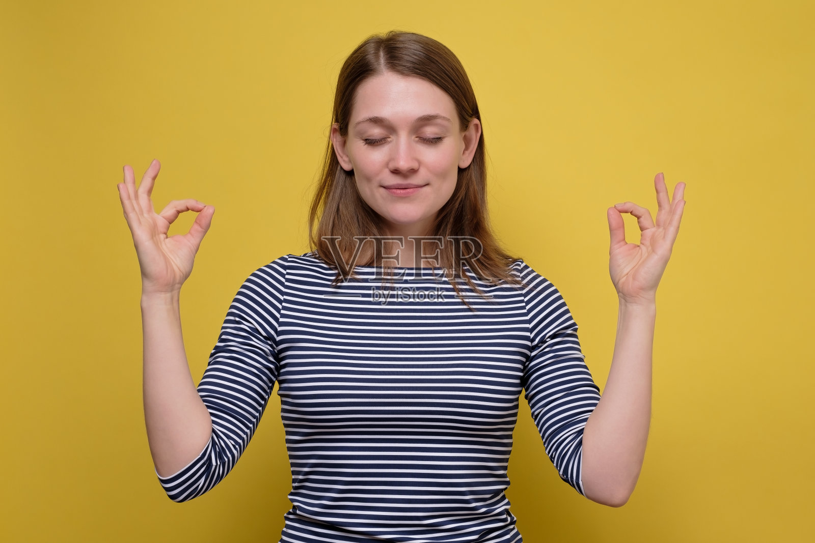 冷静，放松的漂亮女孩释放压力，闭上眼睛，微笑平静的冥想照片摄影图片